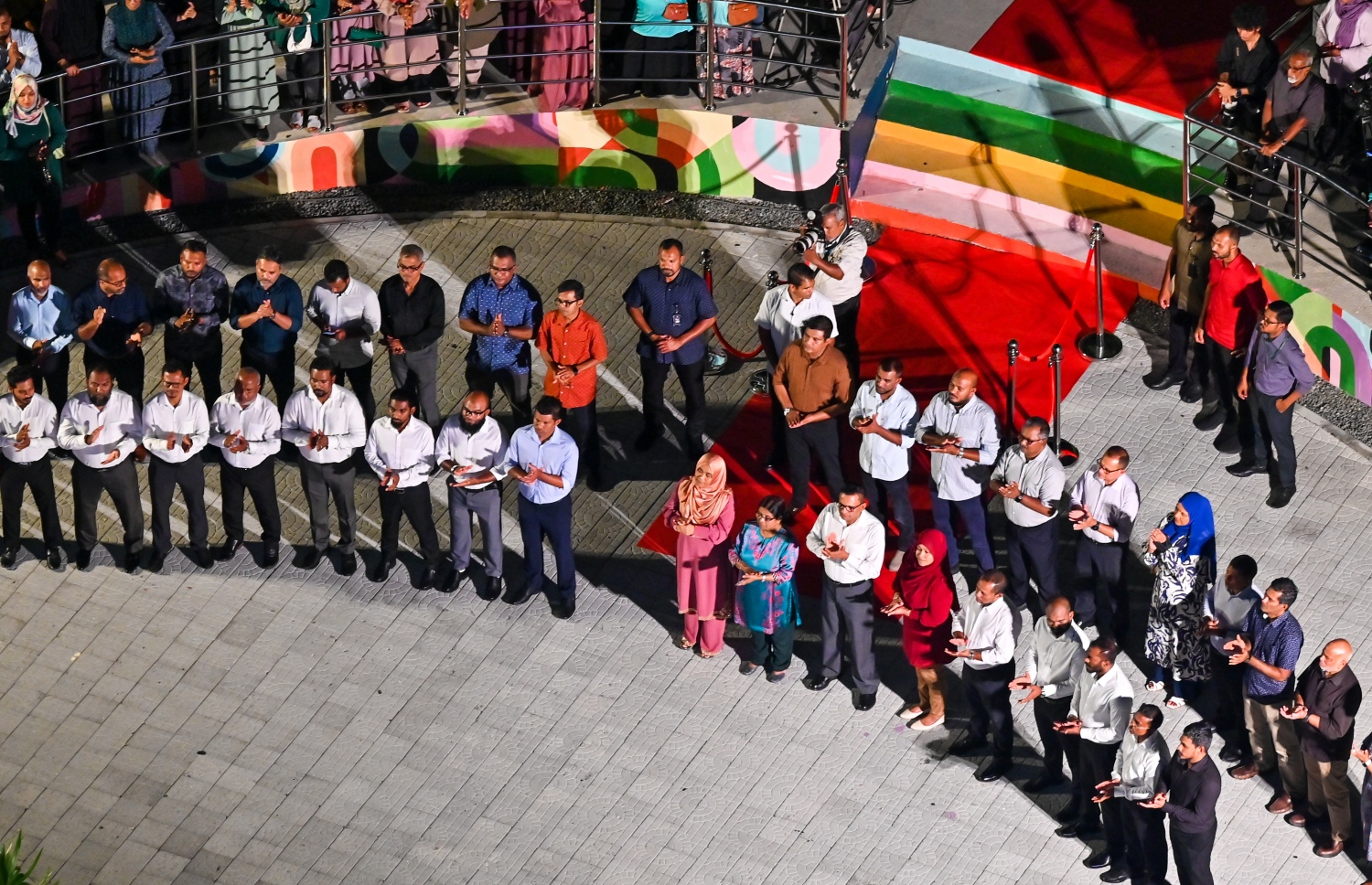 މި މަހުގެ 21 ގައި ބާއްވާ ރައްޔިތުންގެ މަޖިލިހުގެ އިންތިހާބުގައި ޕީޕީއެމް/ޕީއެންސީން ވާދަކުރާ ކެންޑިޑޭޓުންނަށް ތާއީދު ހޯދުމަށް ހުޅުމާލެ 2 ގެ ހިޔާ ފްލެޓް ސަރަހައްދުގައި ބޭއްވި ކެމްޕެއިން ބައްދަލުވުމުގައި ބައެއް ވަޒީރުންނާއި ބައެއް ކެންޑިޑޭޓުން.--- ފޮޓޯ: ފަޔާޒު މޫސާ| މިހާރު