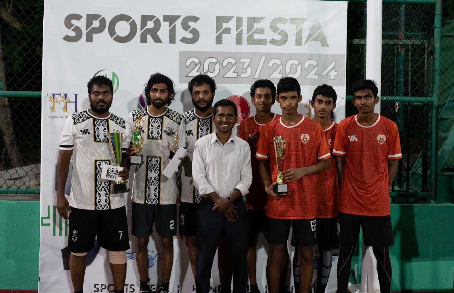 އިއްސެ އިނގުރައިދޫ ފުޓުބޯޅަ ޓީމާއެކު.--