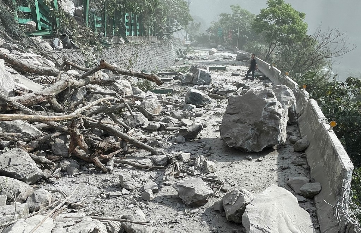 ޓައިވާނަށް މިއަދު އައި ބިންހެލުމުގައި އިމާރާތްތައް ފުނޑުފުނޑުވެފައި. -- ފޮޓޯ: އޭއެފްޕީ