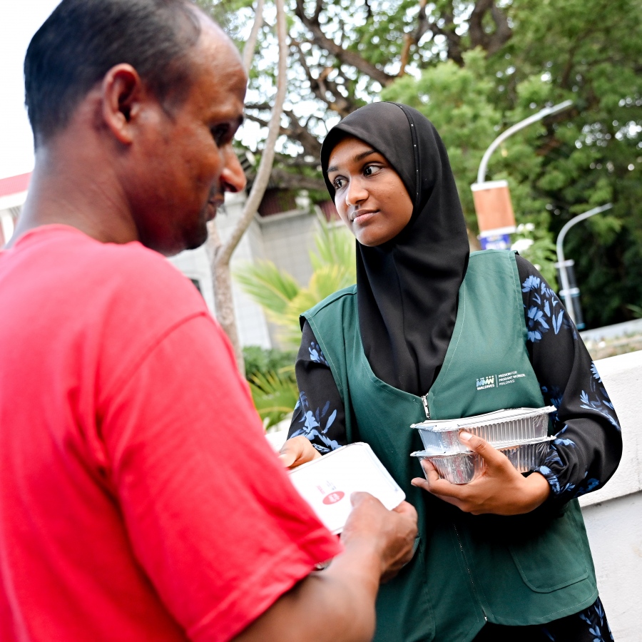 މިޝަން ފޯ މައިގްރެންޓް ވޯކާސް މޯލްޑިވްސްގެ ފަރާތުން ބިދޭސީ މަސައްކަތްތެރިނަށް ރޯދަ ވީއްލުން ބަހާއިރު، ބިދޭސީން ކިއު ހަދައިގެން.-- ފޮޓޯ: ނިޝާން އަލީ/ މިހާރު