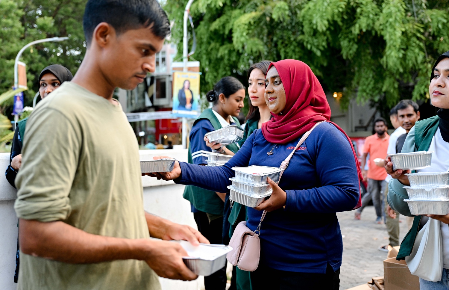 މިޝަން ފޯ މައިގްރެންޓް ވޯކާސް މޯލްޑިވްސްގެ ފަރާތުން ބިދޭސީ މަސައްކަތްތެރިނަށް ރޯދަ ވީއްލުން ބަހާއިރު، ބިދޭސީން ކިއު ހަދައިގެން.-- ފޮޓޯ: ނިޝާން އަލީ/ މިހާރު