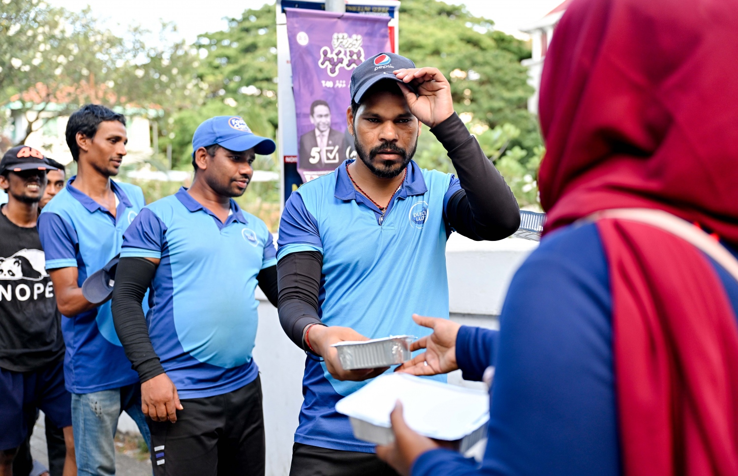 މިޝަން ފޯ މައިގްރެންޓް ވޯކާސް މޯލްޑިވްސްގެ ފަރާތުން ބިދޭސީ މަސައްކަތްތެރިނަށް ރޯދަ ވީއްލުން ބަހާއިރު، ބިދޭސީން ކިއު ހަދައިގެން.-- ފޮޓޯ: ނިޝާން އަލީ/ މިހާރު