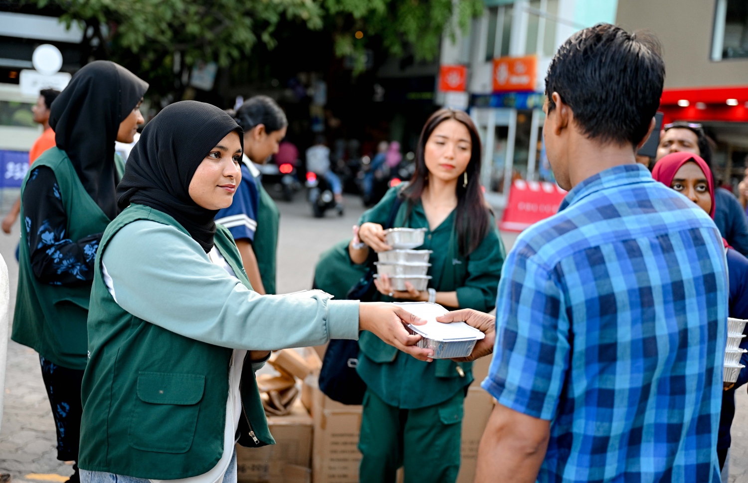 މިޝަން ފޯ މައިގްރެންޓް ވޯކާސް މޯލްޑިވްސްގެ ފަރާތުން ބިދޭސީ މަސައްކަތްތެރިނަށް ރޯދަ ވީއްލުން ބަހާއިރު، ބިދޭސީން ކިއު ހަދައިގެން.-- ފޮޓޯ: ނިޝާން އަލީ/ މިހާރު