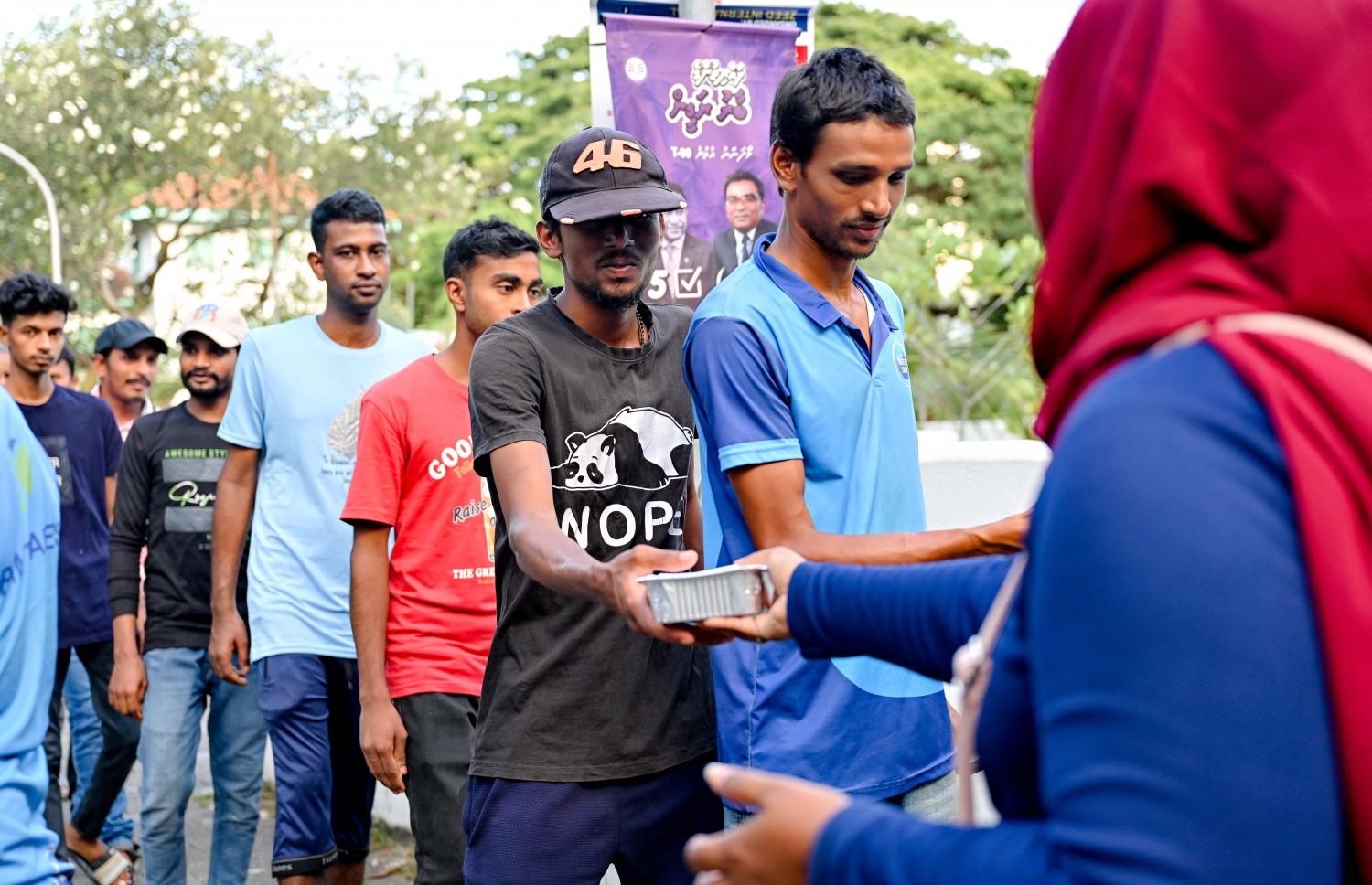 މިޝަން ފޯ މައިގްރެންޓް ވޯކާސް މޯލްޑިވްސްގެ ފަރާތުން ބިދޭސީ މަސައްކަތްތެރިނަށް ރޯދަ ވީއްލުން ބަހާއިރު، ބިދޭސީން ކިއު ހަދައިގެން.-- ފޮޓޯ: ނިޝާން އަލީ/ މިހާރު