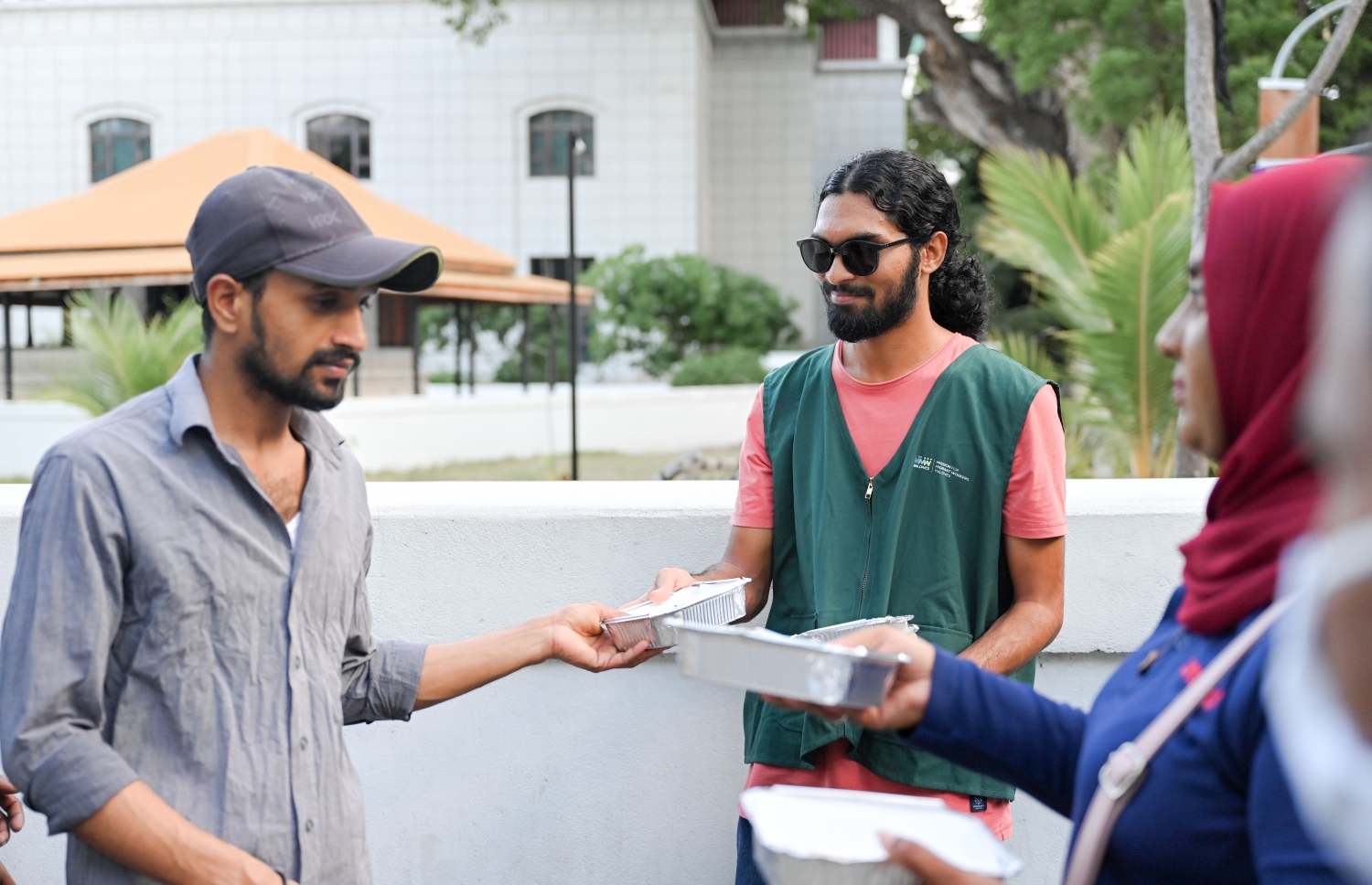 މިޝަން ފޯ މައިގްރެންޓް ވޯކާސް މޯލްޑިވްސްގެ ފަރާތުން ބިދޭސީ މަސައްކަތްތެރިނަށް ރޯދަ ވީއްލުން ބަހާއިރު، ބިދޭސީން ކިއު ހަދައިގެން.-- ފޮޓޯ: ނިޝާން އަލީ/ މިހާރު