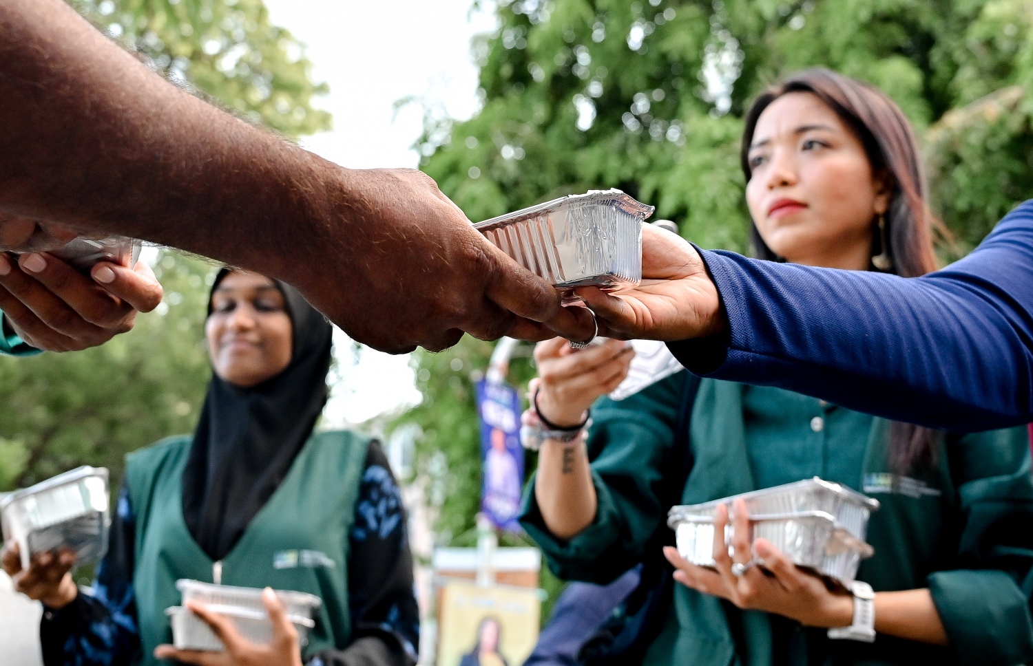 މިޝަން ފޯ މައިގްރެންޓް ވޯކާސް މޯލްޑިވްސްގެ ފަރާތުން ބިދޭސީ މަސައްކަތްތެރިނަށް ރޯދަ ވީއްލުން ބަހަނީ.-- ފޮޓޯ: ނިޝާން އަލީ | މިހާރު