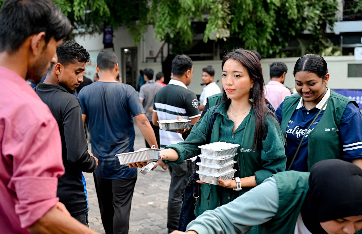 މިޝަން ފޯ މައިގްރެންޓް ވޯކާސް މޯލްޑިވްސްގެ ފަރާތުން ބިދޭސީ މަސައްކަތްތެރިނަށް ރޯދަ ވީއްލުން ބަހާއިރު، ބިދޭސީން ކިއު ހަދައިގެން.-- ފޮޓޯ: ނިޝާން އަލީ/ މިހާރު
