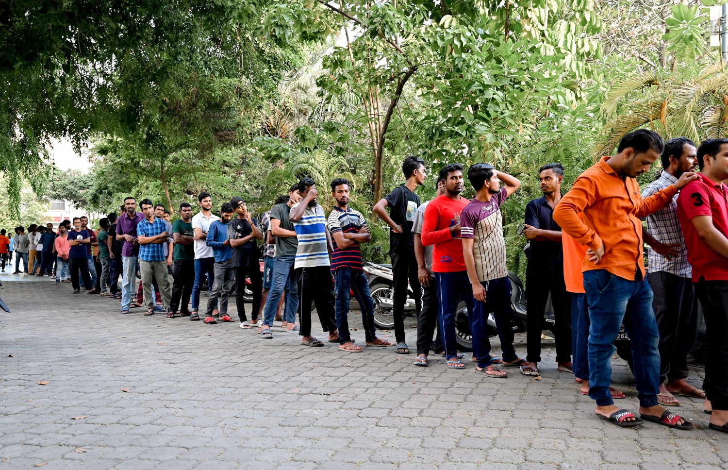 މިޝަން ފޯ މައިގްރެންޓް ވޯކާސް މޯލްޑިވްސްގެ ފަރާތުން ބިދޭސީ މަސައްކަތްތެރިނަށް ރޯދަ ވީއްލުން ބަހާއިރު، ބިދޭސީން ކިއު ހަދައިގެން.-- ފޮޓޯ: ނިޝާން އަލީ | މިހާރު