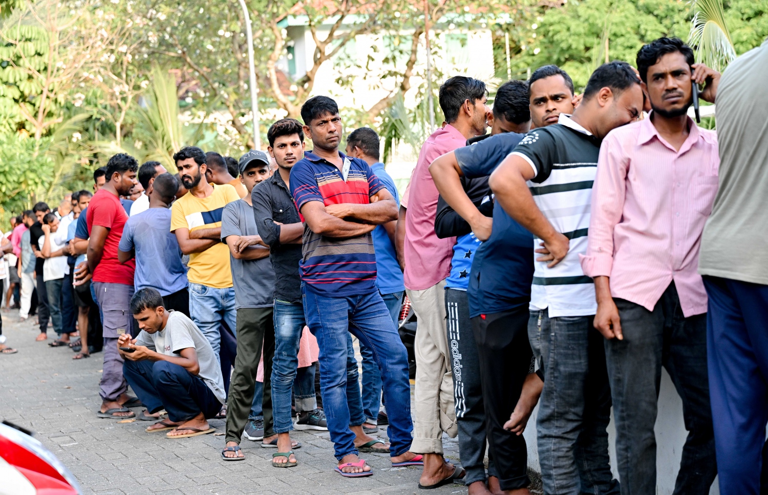 މިޝަން ފޯ މައިގްރެންޓް ވޯކާސް މޯލްޑިވްސްގެ ފަރާތުން ބިދޭސީ މަސައްކަތްތެރިނަށް ރޯދަ ވީއްލުން ބަހާއިރު، ބިދޭސީން ކިއު ހަދައިގެން.-- ފޮޓޯ: ނިޝާން އަލީ/ މިހާރު