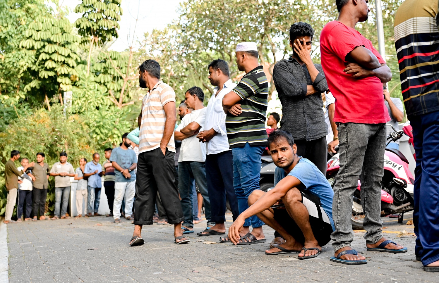 މިޝަން ފޯ މައިގްރެންޓް ވޯކާސް މޯލްޑިވްސްގެ ފަރާތުން ބިދޭސީ މަސައްކަތްތެރިނަށް ރޯދަ ވީއްލުން ބަހާއިރު، ބިދޭސީން ކިއު ހަދައިގެން.-- ފޮޓޯ: ނިޝާން އަލީ/ މިހާރު