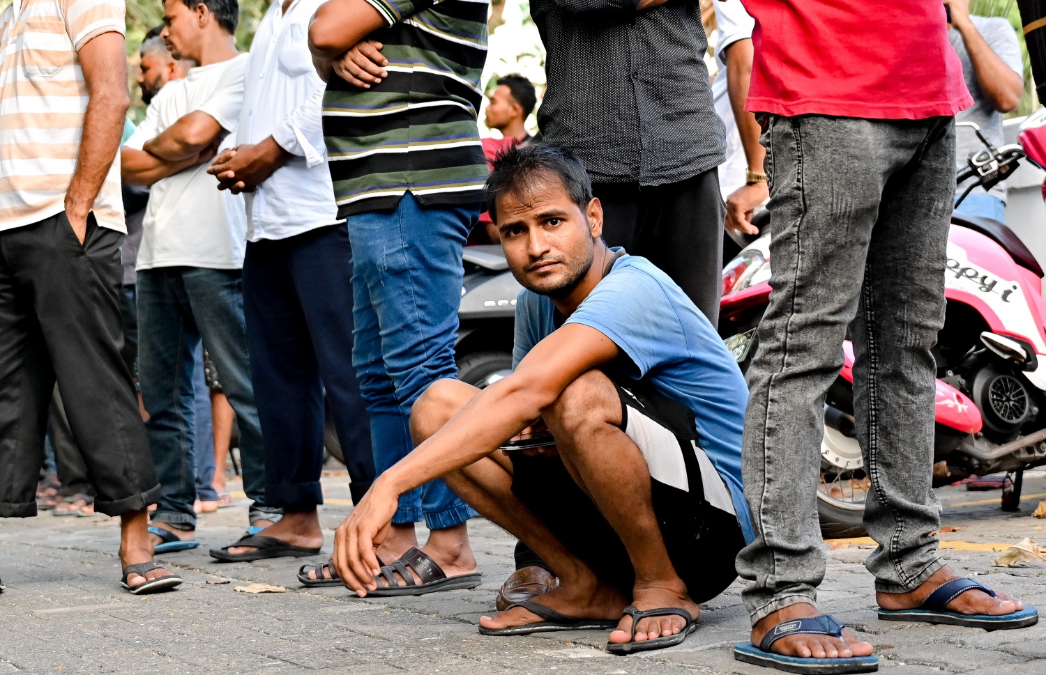 މިޝަން ފޯ މައިގްރެންޓް ވޯކާސް މޯލްޑިވްސްގެ ފަރާތުން ބިދޭސީ މަސައްކަތްތެރިނަށް ރޯދަ ވީއްލުން ބަހާއިރު، ބިދޭސީން ކިއު ހަދައިގެން.-- ފޮޓޯ: ނިޝާން އަލީ/ މިހާރު