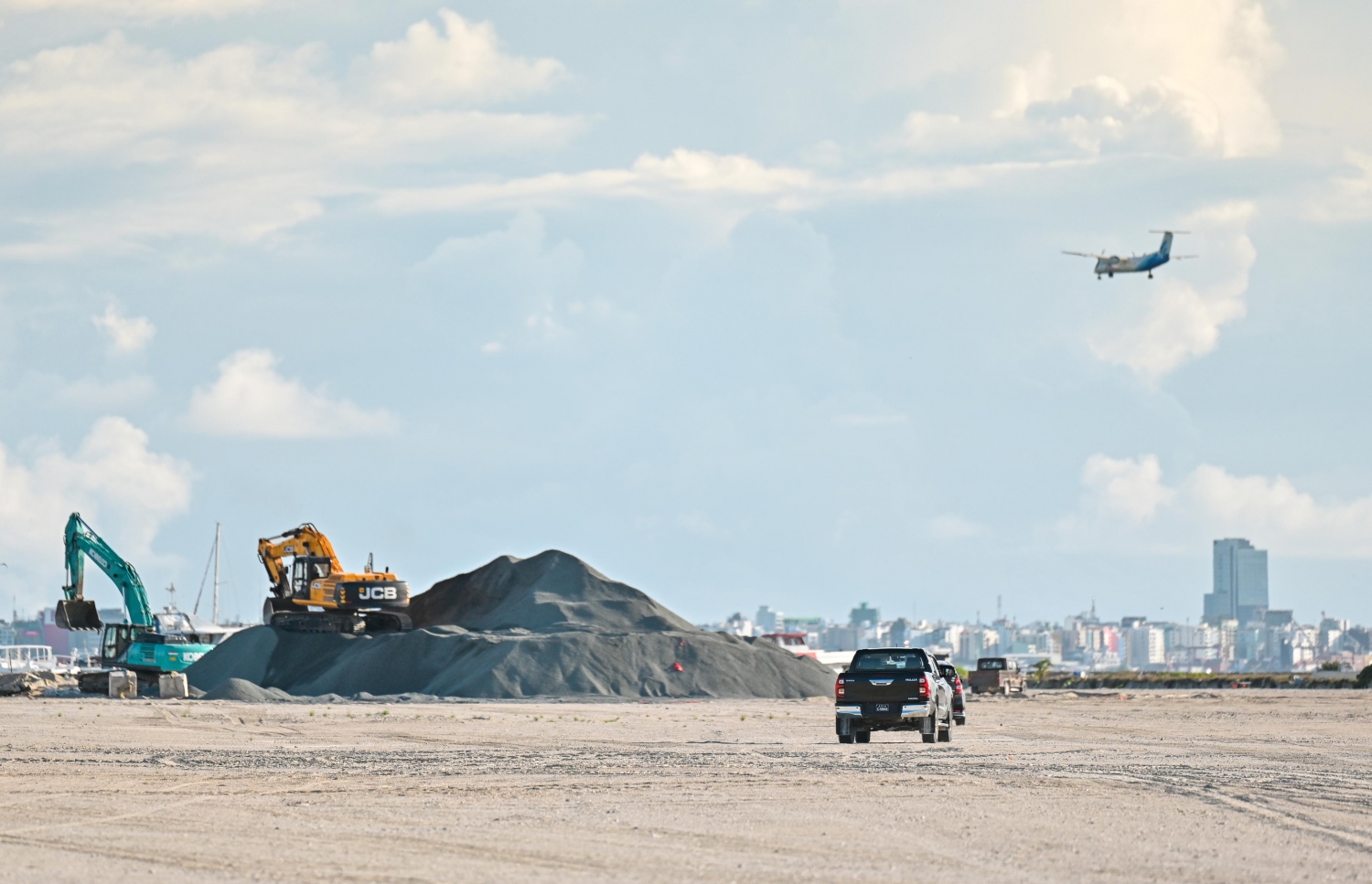 ހުޅުމާލެ ތިނެއްގެ ބިން ހިއްކުމުގެ މަސައްކަތް ކުރިއަށް ގެންދަނީ: 15 ހެކްޓަރުގެ ބިން ހިއްކާ ވަނީ ނިމިފައި.-- ފޮޓޯ: ފަޔާޒް މޫސާ | މިހާރު