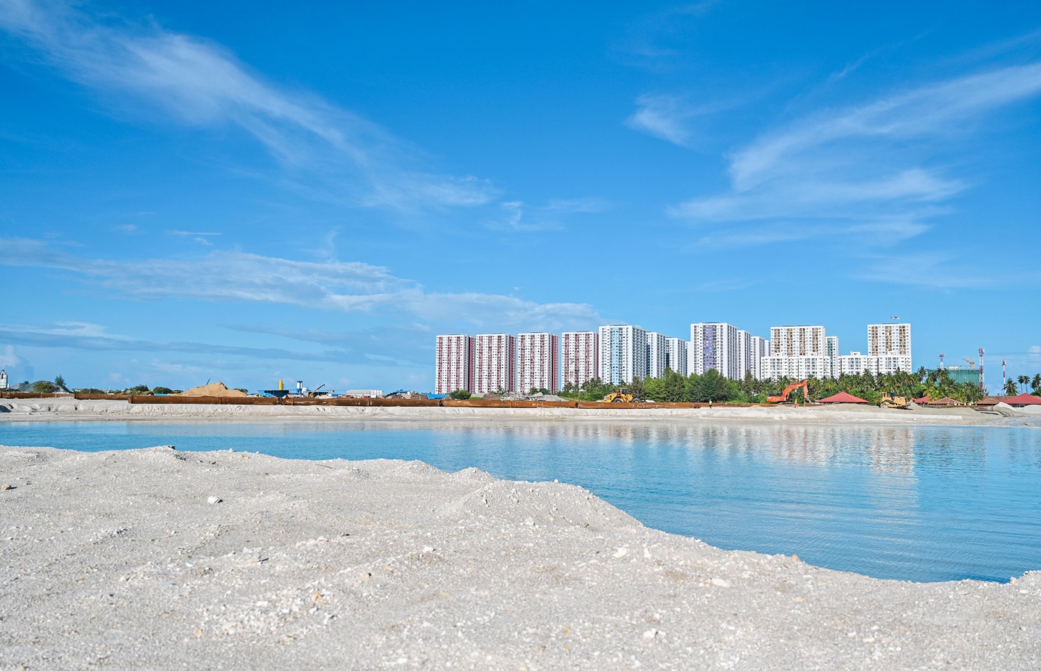 ހުޅުމާލެ ތިނެއްގެ ބިން ހިއްކުމުގެ މަސައްކަތް ކުރިއަށް ގެންދަނީ: 15 ހެކްޓަރުގެ ބިން ހިއްކާ ވަނީ ނިމިފައި.-- ފޮޓޯ: ފަޔާޒް މޫސާ | މިހާރު