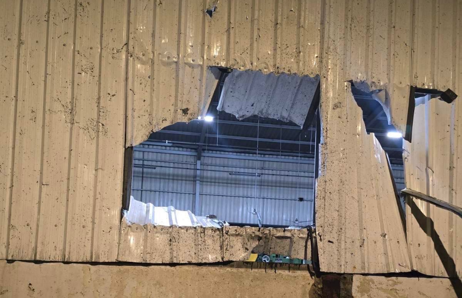 ފެލިވަރުގައި ހުރި ބޮއިލަރެއް ގޮވައި އެ ބަހައްޓާފައި ހުރި ތަނުގައި ޖަހާފައި ހުރި ޓިނުތަކަށް ގެއްލުންވެފައި.--