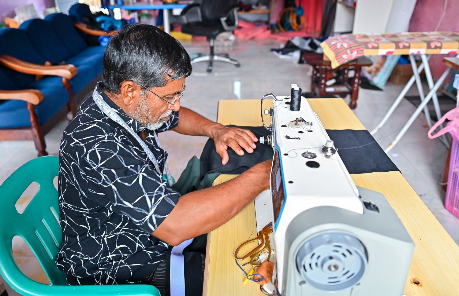 ނަސީރު، އޭނާގެ ގޭގައި ފަހަނީ.-- ފޮޓޯ: ފަޔާޒު މޫސާ/ މިހާރު