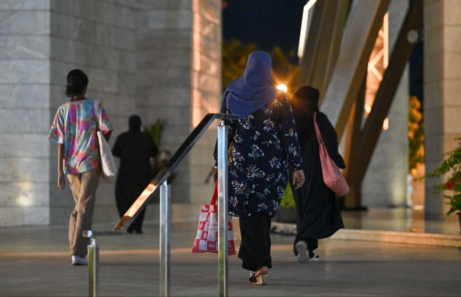 ހަތާވީސް ވިލޭރޭގެ ދަމުނަމާދު ކުރުމަށް ސަލްމާން މިސްކިތަށް މީހުން ޖަމާވަނީ.--- ފޮޓޯ: ފަޔާޒު މޫސާ | މިހާރު