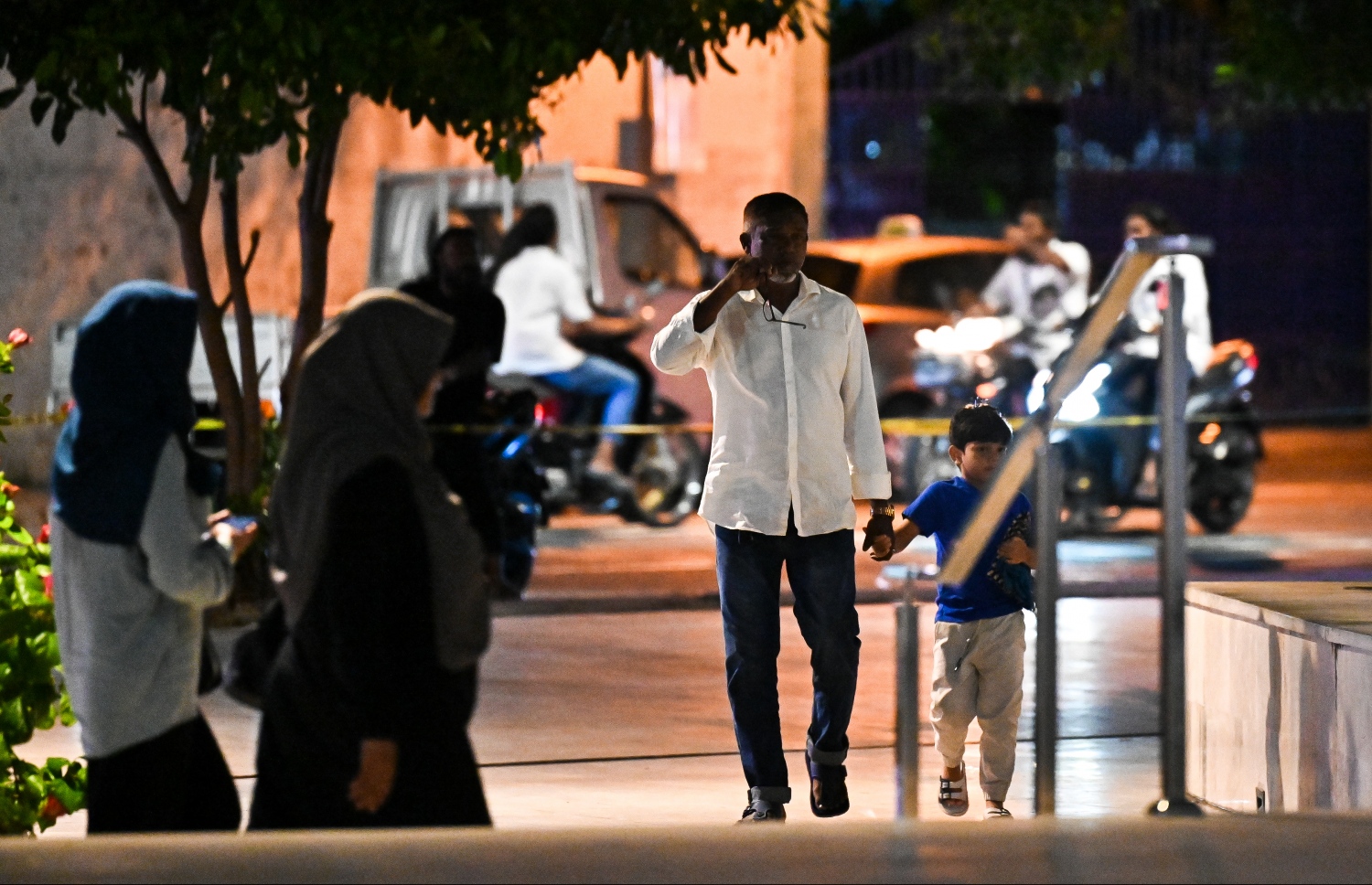 ހަތާވީސް ވިލޭރޭގެ ދަމުނަމާދު ކުރުމަށްޓަކައި ބައްޕައަކު އޭނާގެ ދަރިފުޅު ގޮވައިގެން ސަލްމާން މިސްކިތަށް އަރަނީ: ލައިލަތުލް ގަދްރިވިލޭރޭގެ މާތްކަން ހޯދަން ގަދައަޅައި މަސައްކަތް ކުރަންޖެހޭ.--- ފޮޓޯ: ފަޔާޒު މޫސާ | މިހާރު