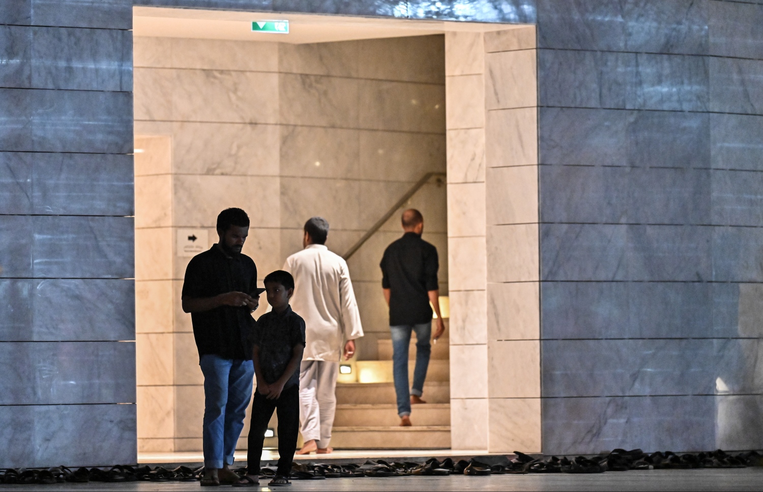 ސަލްމާން މިސްކިތަށް ދަމުނަމާދަށް ދިޔަ ބަޔަކު މިސްކިތުގެ ބޭރުގައި މަޑުކޮށްލައިގެން: ލައިލަތުލް ގަދްރިވިލޭރޭގެ މާތްކަން ހޯދަން ގަދައަޅައި މަސައްކަތް ކުރަންޖެހޭ -- ފޮޓޯ: ފަޔާޒު މޫސާ | މިހާރު