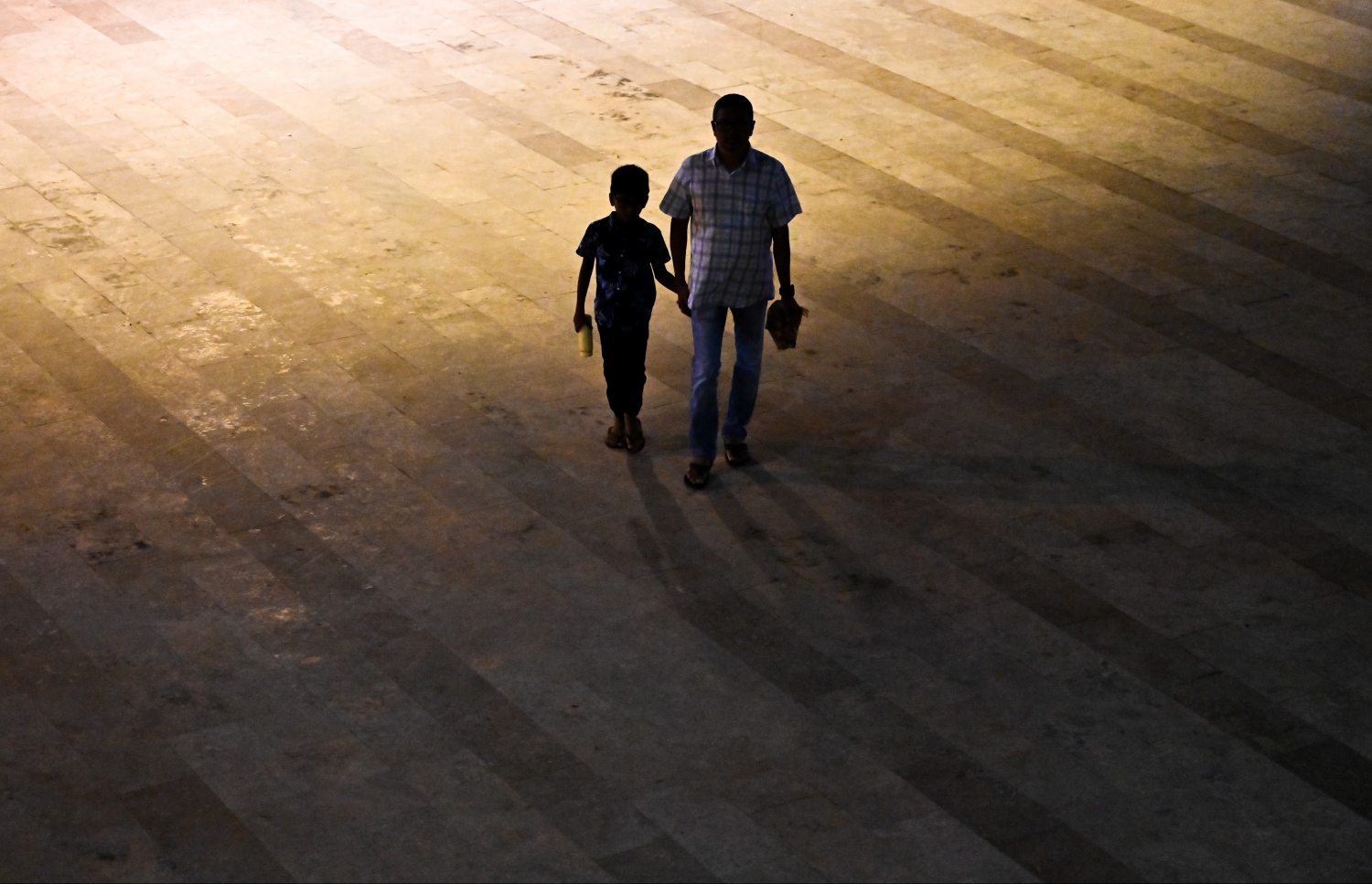 ކުޑަކުއްޖަކު ބެލެނިވެރިޔާ އެކު، މިރޭ ކުރި ދަމުނަމާދަށް މިސްކިތަށް ވަންނަނީ.--- ފޮޓޯ: ފަޔާޒު މޫސާ | މިހާރު