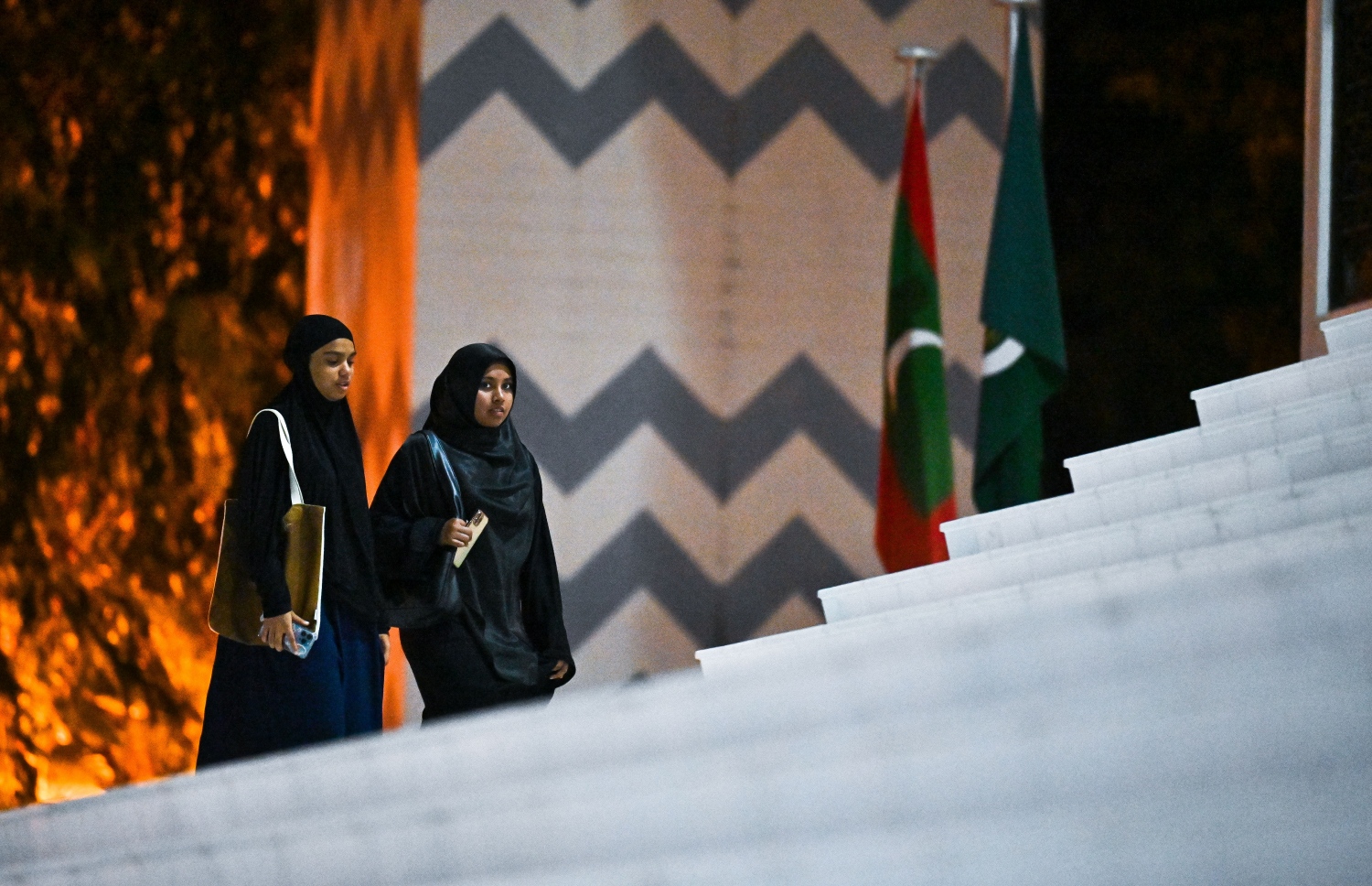 އިސްލާމީ މަރުކަޒުގައި ރޭ ކުރި ހަތާވީސް ވިލޭރޭގެ ދަމުނަމާދުގައި ބައިވެރިވުމަށް ދެ އަންހެނަކު މިސްކިތަށް އަރަނީ -- ފޮޓޯ: ފަޔާޒު މޫސާ | މިހާރު