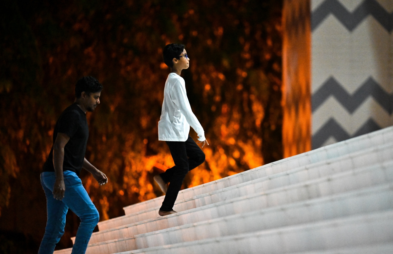 މި ރޯދަމަހުގެ ހަތާވީސް ވިލޭރޭގެ ދަމުނަމާދު ކުރުމަށްޓަކައި ބައްޕައަކު އޭނާގެ ދަރިފުޅު ގޮވައިގެން އިސްލާމީ މަރުކަޒަށް އަރަނީ.--- ފޮޓޯ: ފަޔާޒު މޫސާ | މިހާރު