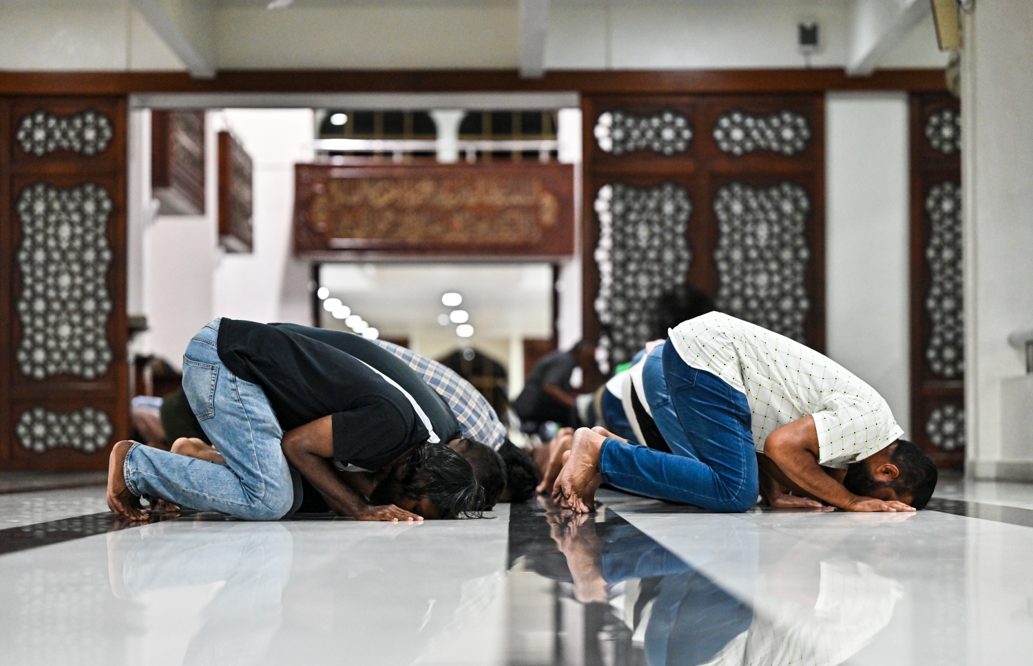 އިސްލާމީ މަރުކަޒުގައި ހަތާވީސް ވިލޭރޭގެ ދަމުނަމާދު ކުރަނީ. ދަމުނަމާނު ކުރި މިސްކިތްތަކުގެ ޖަމާއަތަށް ގިނަ ބަޔަކު ދިޔަ.--- ފޮޓޯ: ފަޔާޒު މޫސާ | މިހާރު