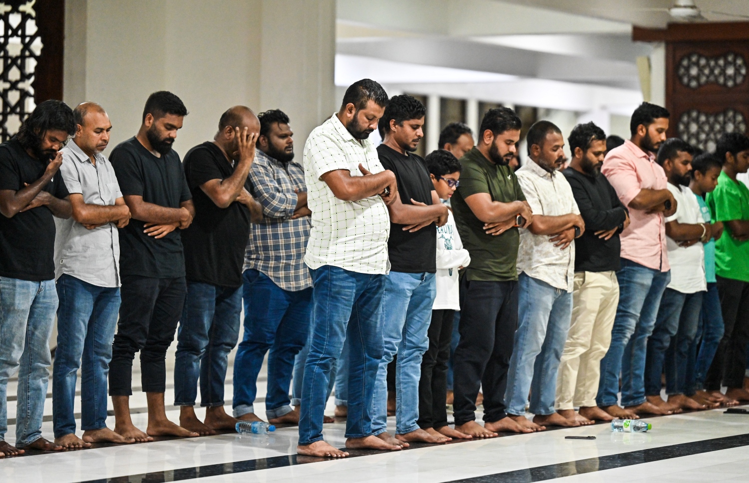 އިސްލާމީ މަރުކަޒުގައި ހަތާވީސް ވިލޭރޭގެ ދަމުނަމާދު ޖަމާއަތުގައި ކުރަނީ: ރޯދަ މަހުގެ ފަހު 10 އިގެ ތެރޭގައި އަންނަ އޮނަހިރި ރޭތަކުގެ ތެރެއިން ވެސް، 27 ވިލޭރެއަކީ ލައިލަތުލް ގަދްރި ވިލޭރޭ ކަމަށް ގިނަ އިލްމުވެރިން ބުރަވެވަޑައިގަންނަވާ.--- ފޮޓޯ: ފަޔާޒު މޫސާ | މިހާރު