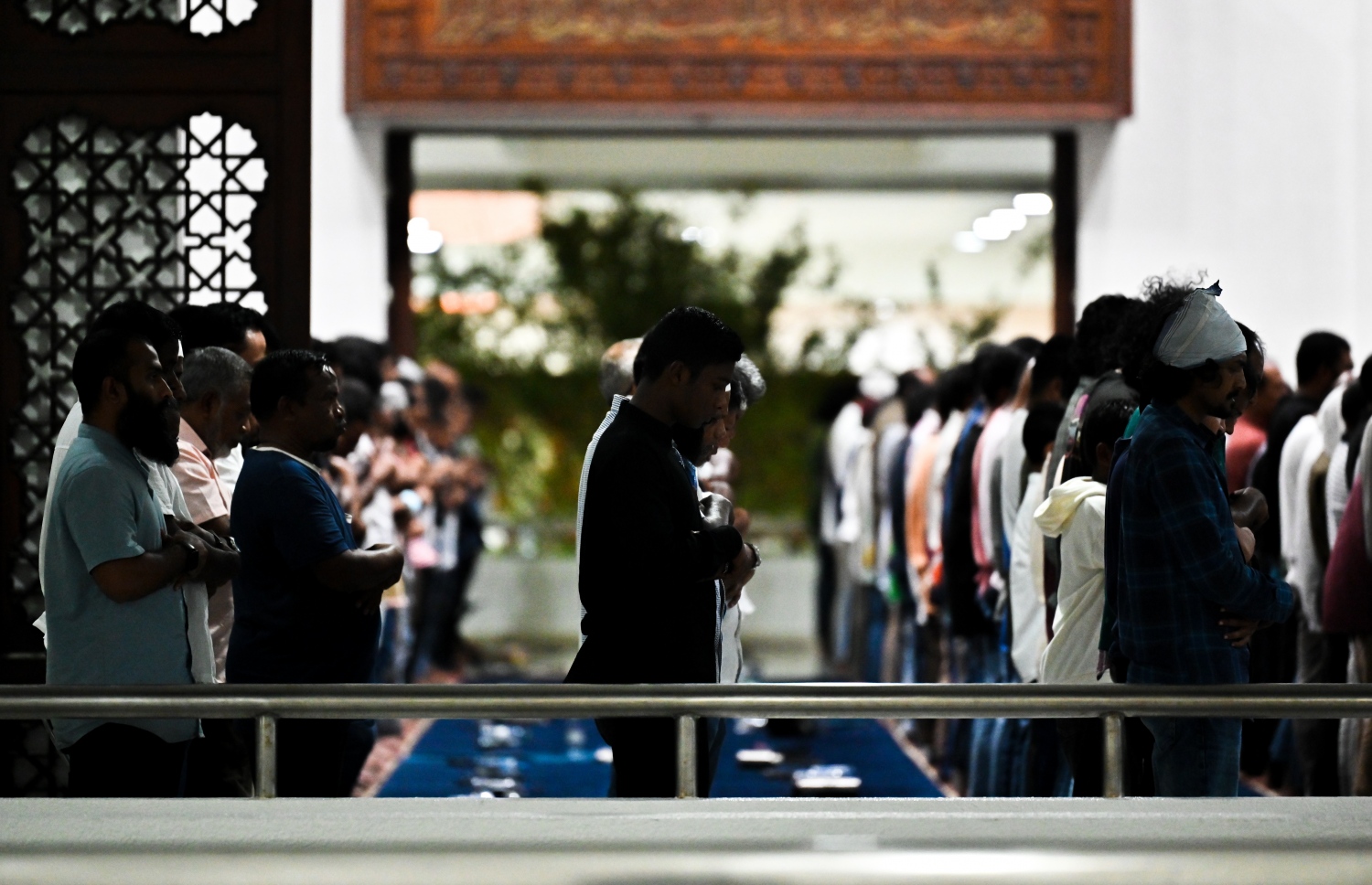 އިސްލާމީ މަރުކަޒުގައި ހަތާވީސް ވިލޭރޭގެ ދަމުނަމާދު ޖަމާއަތުގައި ކުރަނީ: ރޯދަ މަހުގެ ފަހު 10 އިގެ ތެރޭގައި އަންނަ އޮނަހިރި ރޭތަކުގެ ތެރެއިން ވެސް، 27 ވިލޭރެއަކީ ލައިލަތުލް ގަދްރި ވިލޭރޭ ކަމަށް ގިނަ އިލްމުވެރިން ބުރަވެވަޑައިގަންނަވާ.--- ފޮޓޯ: ފަޔާޒު މޫސާ | މިހާރު