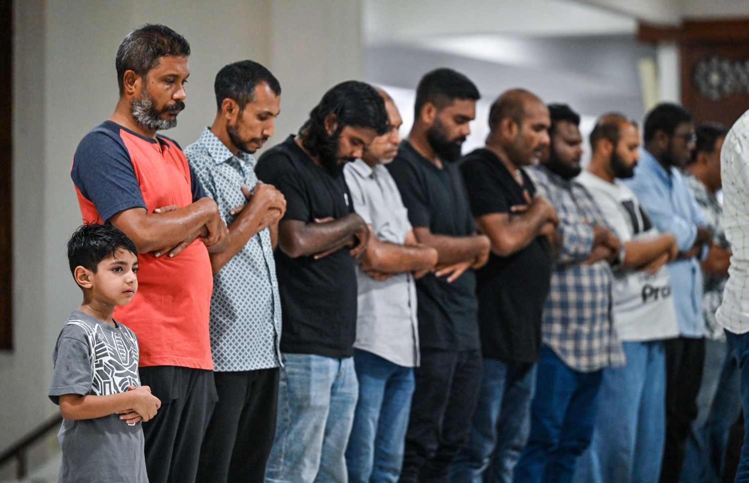 އިސްލާމީ މަރުކަޒުގައި ކުރި ހަތާވީސް ވިލޭރޭގެ ދަމުނަމާދު: އަންހެނުންނާއި ފިރިހެނުން އަދި ކުޑަކުދިންނާއި އުމުރުން ދުވަސްވީ ގިނަ ބަޔަކު ވެސް ދަމުނަމާދަށް ދިޔަ.--- ފޮޓޯ: ފަޔާޒު މޫސާ | މިހާރު