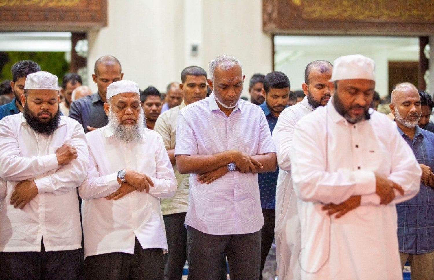 މި ރޯދަމަހުގެ 27 ވިލޭރޭގެ ދަމުނަމާދު އިސްލާމީ މަރުކަޒުގައި އިސްލާމިކް އެފެއާޒް މިނިސްޓަރު ޑރ. މުހައްމަދު ޝަހީމް އަލީ ސައީދު އިމާމުވެ ކުރައްވާއިރު، ފަހަތުގައި ރައީސް ޑރ. މުހައްމަދު މުއިއްޒާއި އިސްލާމީ މަރުކަޒުގެ އިމާމު ޝައިހު ލަތީފު.---ފޮޓޯ: އިސްލާމިކް މިނިސްޓްރީ