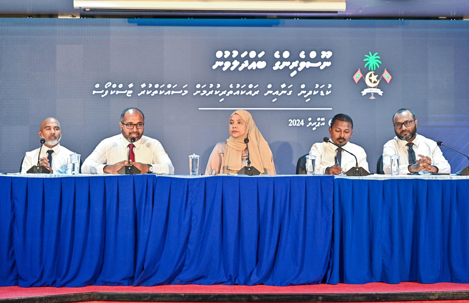 ކުށްތަކުގައި ކުޑަކުދިން ބައިވެރިވުމުގެ މައްސަލައިގައި ކަމާގުޅޭ ފަރާތްތަކުން ރޭ ބޭއްވި ނިއުސް ކޮންފަރެންސްގައި، (ކ-ވ) އިސްލާމިކް މިނިސްޓަރު ޑރ. ޝަހީމް، އޭޖީ އުޝާމް، ސޯޝަލް އެންޑް ފެމިލީ މިނިސްޓަރު ޑރ. އައިޝަތު ޝިހާމް، ހޯމްލޭންޑް ސެކިއުރިޓީ މިނިސްޓަރު އިހުސާން އަދި އެޑިއުކޭޝަން މިނިސްޓަރު ޑރ. ޝަފީއު ބައިވެރިވެވަޑައިގަންނަވަނީ.-- ފޮޓޯ: ފަޔާޒު މޫސާ/ މިހާރު