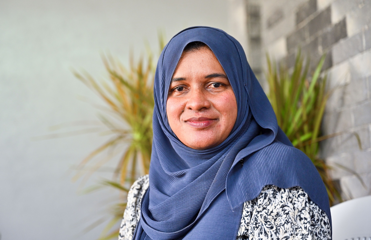 ޝަބާނާ: އޭނާގެ ކެފޭ އާއި ގެސްޓް ހައުސްގެ ހުރިހާ ޒިންމާއެއް މިހާރު ވެސް ބަލަހައްޓަނީ އޭނާ އެކަނި. -- ފޮޓޯ: ފަޔާޒް މޫސާ | މިހާރު