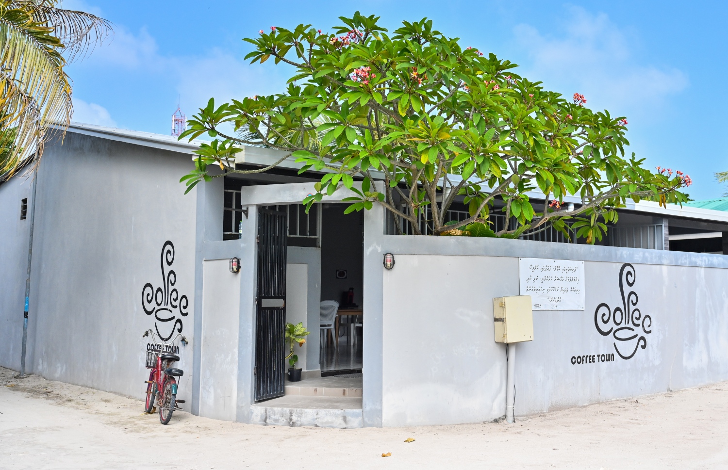 ޝަބާނާގެ ކެފޭ، ކޮފީ ޓައުން: މިއީ ޖޫސްޕެޓީ ވިއްކައިގެން ފެށި މަސައްކަތް ފުޅާކުރަމުން ގޮސް ހެދި ތަނެއް. -- ފޮޓޯ: ފަޔާޒް މޫސާ | މިހާރު