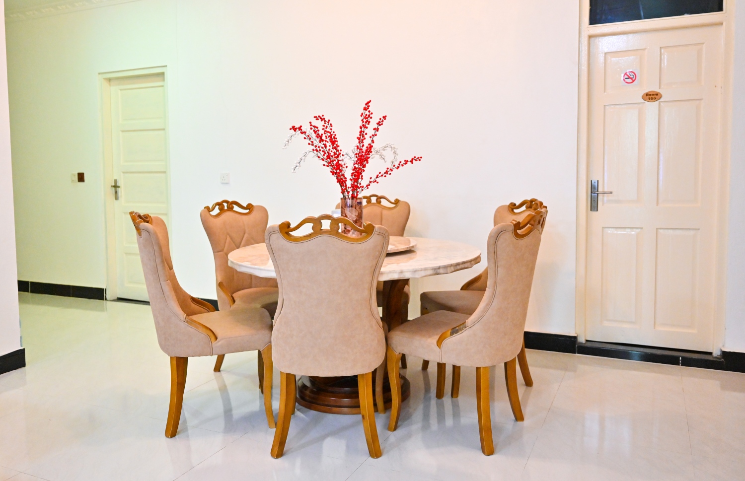 ކެތި ސްޓޭ: މި ރަށަށް އަންނަ ބޭރު މީހުން ވެސް މަޑުކުރަނީ މިތަނުގައި.