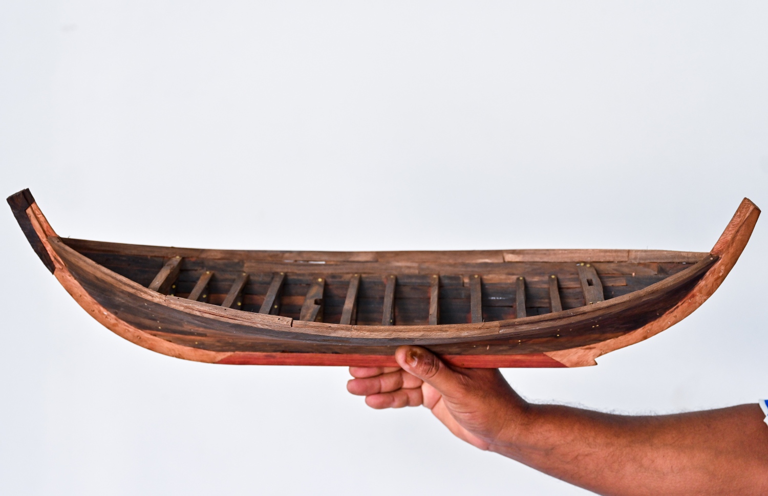 ވަސީމް، 47، ބަންނަމުން ދާ ދޯންޏެއް: ށ. ފީވަކުގައި ހުރެގެން ހަދާ މި ދޯނިތައް ރާއްޖޭގެ އެކި އަތޮޅުތަކުގައި މިހާރު އެބަހުއްޓެވެ. ރާއްޖެ އައި ޓޫރިސްޓުން ވެސް ގަނެގެން ގެންދިޔަ އެވެ. އޯޑަރަށް ހަދައި ލަކުޑި ފޮއްޓެއްގައި ފޮނުވަން ތައްޔާރުކޮށްފައި ހުރި ބޮޑު ދޯންޏަކާއި އެކި ސައިޒުތަކުގެ ކުދި ދޯނިތައް އޭނާގެ ސިޓިން ރޫމްގައި އަތުރާފައި ހުއްޓެވެ. މިއީ ފޫހިވުމެއް ނެތި އޭނާ ކުރާ މަސައްކަތެވެ.