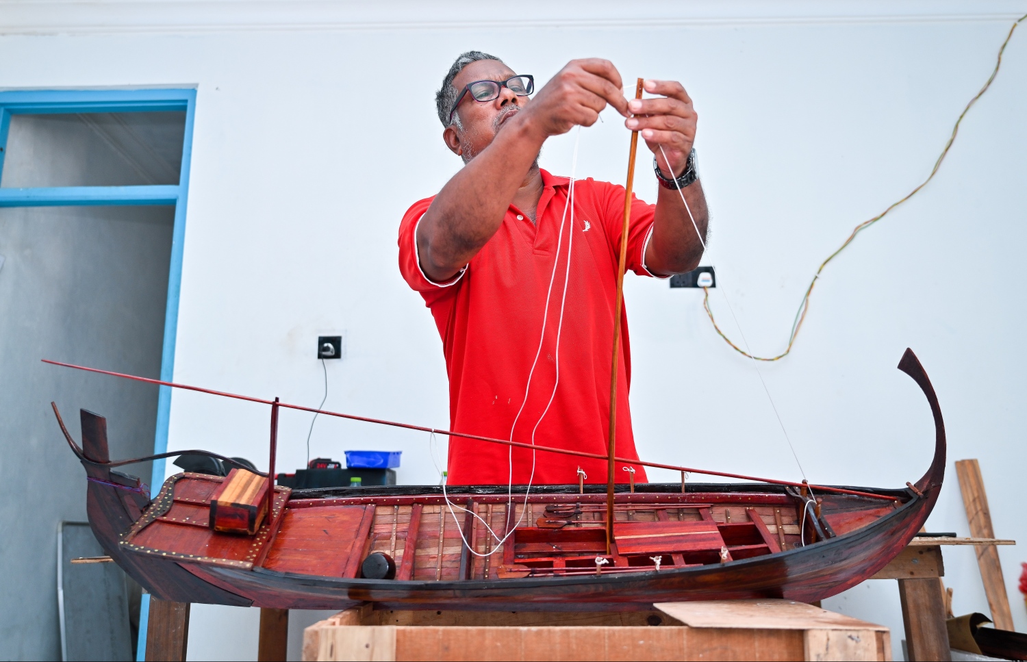 ހަދާ ނިމިފައި ހުރި ދޯންޏެއްގެ ކުނބު ހަރުކުރުމުގެ މަސައްކަތްކުރަނީ: އޭނާ ބުނި ގޮތުގައި ވަރަށް ގަޔާވެގެން އޭނާ ހެދި ގިނަ ދޯނިތައް އެކި މީހުންގެ އަތުގައި ހުންނާނެ އެވެ. އެހެން ހިތަށް އެރިޔަސް އޭނާއަށް ހިތްހަމަޖެހުން ލިބެ އެވެ. ދޯނި ލިބުމުން ވަރަށް ގިނަ ބަޔަކު އޭނާއަށް ގުޅައި ރީތި ވާހަކަ ބުނެ އެވެ.