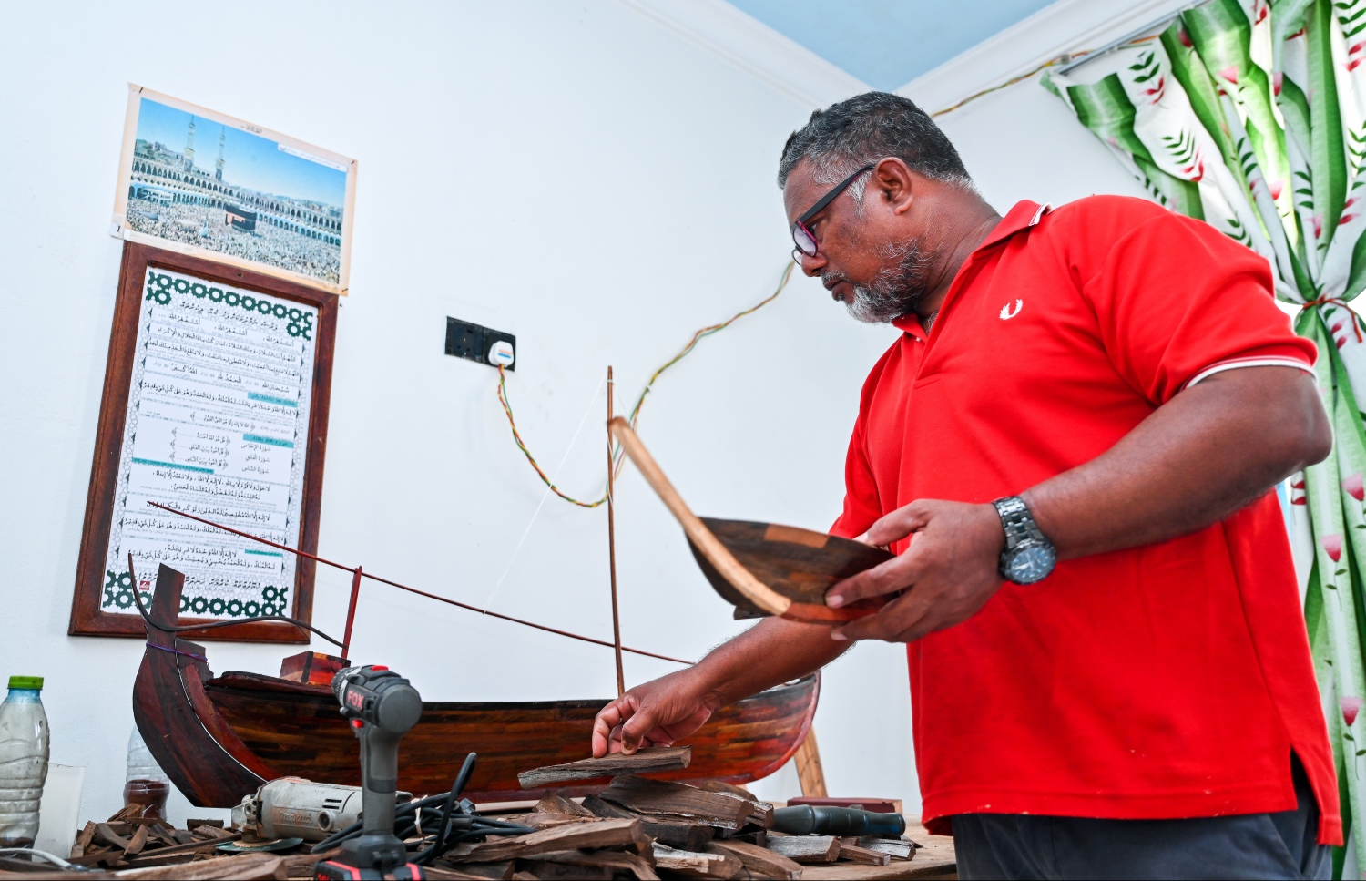 ދޯނި ބަނުމަށް ވަސީމް ބޭނުން ކުރާ ބައެއް ލަކުޑީގެ މައުލޫމާތު ދެނީ: ވަސީމް ދޯނިތައް ހަދަނީ މޮޅު ލަކުޑި, ކާނި އާރުގަ އެވެ. އެއީ ގިނަ ދުވަސްތަކެއް ވަންދެން ހަލާކުވިޔަ ނުދީ ބެހެއްޓުމަށެވެ. އެކި ސައިޒުގެ ދޯނި އޭނާ ހަދަ އެވެ. ބޮޑު ދޯންޏެއް އޭނާ ވިއްކަނީ 25,000ރ. އަށެވެ. ކުދި ދޯނިތައް 7,500 ރ. އަށް ވިއްކަ އެވެ.