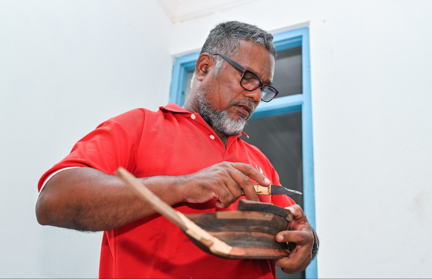 ދޯނި ބަނުމުގެ މަސައްކަތް ވަސީމް ކުރަނީ: ދޯނި ހެދުމަކީ ވަރަށް ޝައުގުވެރިވެގެން ކުރާ ކަމަކަށް ވިޔަސް އޭނާގެ ރަސްމީ ވަޒީފާގައި އުޅެނީ މިސްކިތު މަސައްކަތު މީހަކަށެވެ. އެކަމަކު ހުސް ވަގުތުކޮޅެއް ލިބޭ އިރަށް އޭނާ އިންނާނީ ލަކުޑި ކޮށާލަ ކޮށާލަ އެވެ. ކުޑަ ދޯނިތަކެއްގައި ވަސީމް ފުރުވާލަނީ އޭނާގެ ހުނަރުވެރި ކަމެވެ.