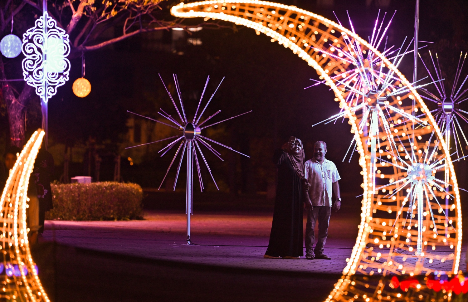 ފިތުރު އީދަށް ހުޅުމާލޭގެ އެކި ސަރަހައްދުތައް ކުލަ ބޮކިތަކާއި ޑިޒައިންތަކުން ޒީނަތްތެރިކޮށްފައި. ރޭ އެކި ސަރަހައްދުތައް ދިއްލާލުމާ އެކު ގިނަ ބަޔަކު އެ މަންޒަރުތައް ބަލަން ދިޔަ. -- ފޮޓޯ: ނިޝާން އަލީ | މިހާރު