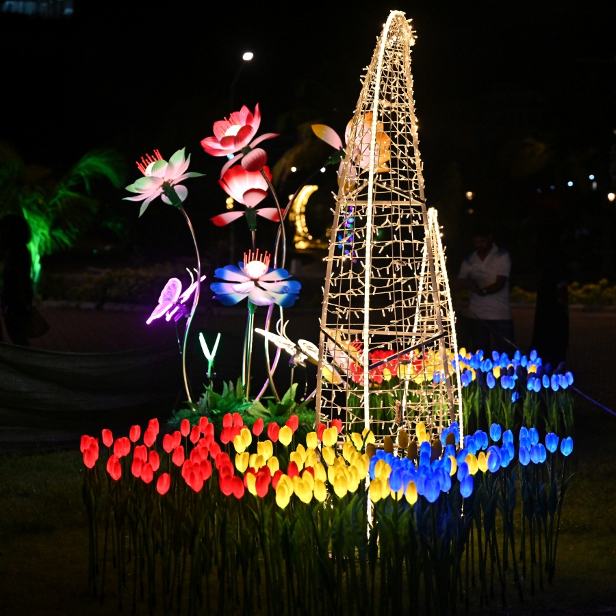 ފިތުރު އީދަށް ހުޅުމާލޭގެ އެކި ސަރަހައްދުތައް ދިއްލާފައި ހުރި އިރު ސެންޓްރަލް ޕާކުގައި އެކި ކުލަތަކުގެ މަލާއި ކޮކާތަކެއް.  -- ފޮޓޯ: ނިޝާން އަލީ | މިހާރު