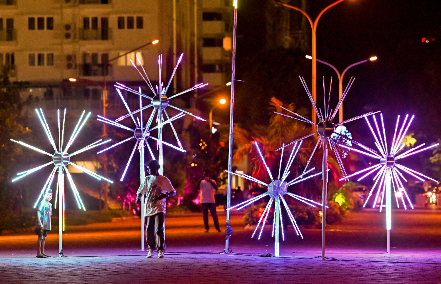 ފިތުރު އީދަށް ހުޅުމާލޭގެ އެކި ސަރަހައްދުތައް ކުލަ ބޮކިތަކާއި ޑިޒައިންތަކުން ވަނީ ވަރަށް ބޮޑަށް ޒީނަތްތެރިކޮށްފައި. މިއީ ހުޅުމާލެ ސެންޓްރަލް ޕާކްގައި ދިއްލާފައިވާ ބޮކިތަކެއް. -- ފޮޓޯ: ނިޝާން އަލީ | މިހާރު