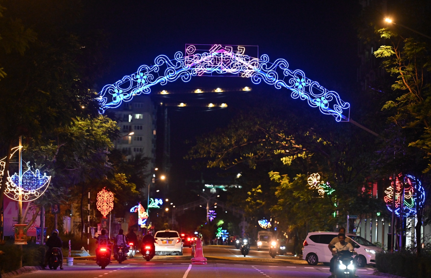 ފިތުރު އީދަށް ގިޑިގެތަކާއި ކުލަބޮކިތަކުން ހުޅުމާލެ ދިއްލާލާފައި.-- ފޮޓޯ: ނިޝާން އަލީ | މިހާރު