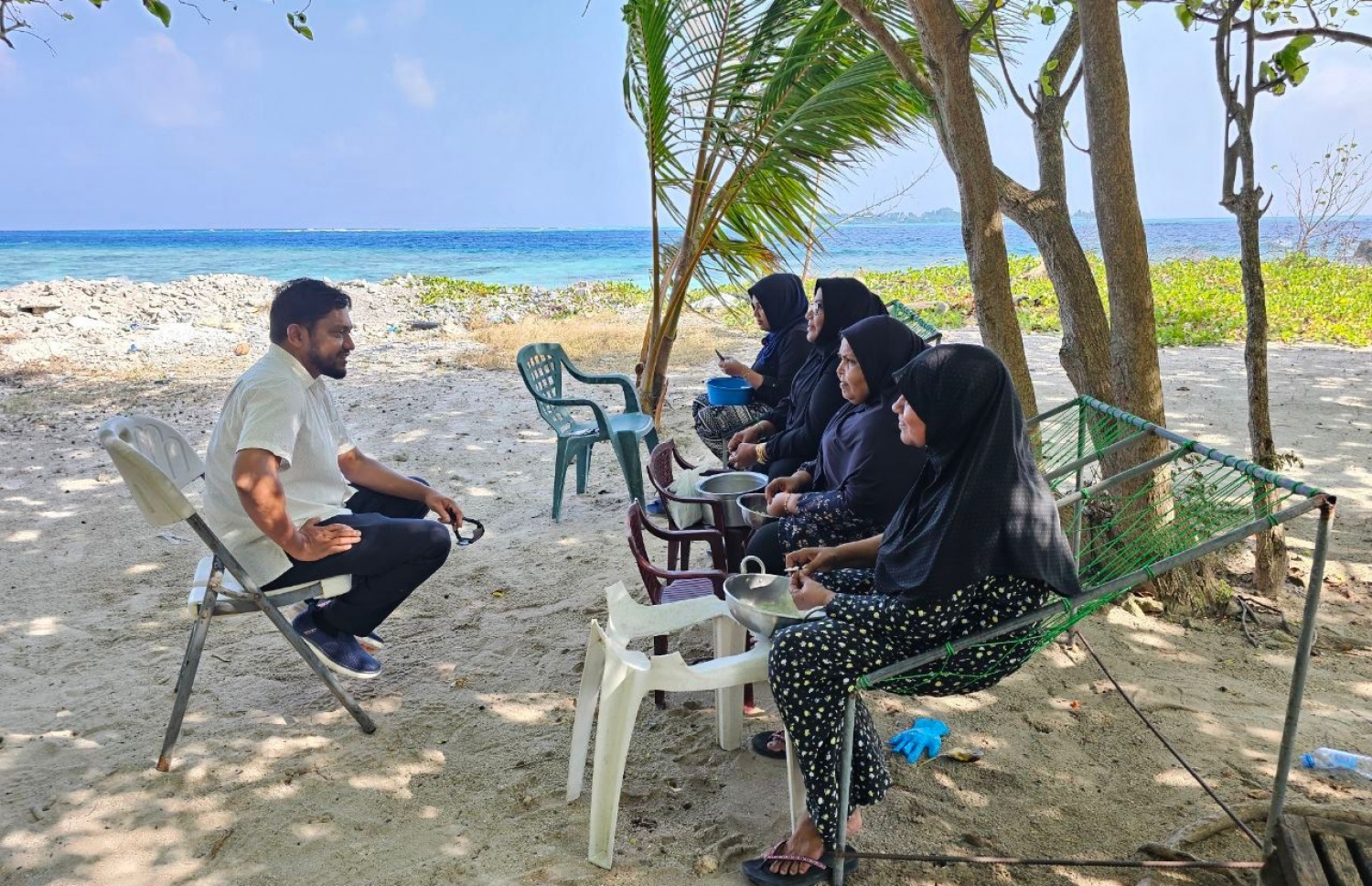 އަލީ ޒާހިރު، މަޖިލިސް ކެމްޕެއިންގައި މީހަކާ ސަލާން ކުރައްވަނީ.