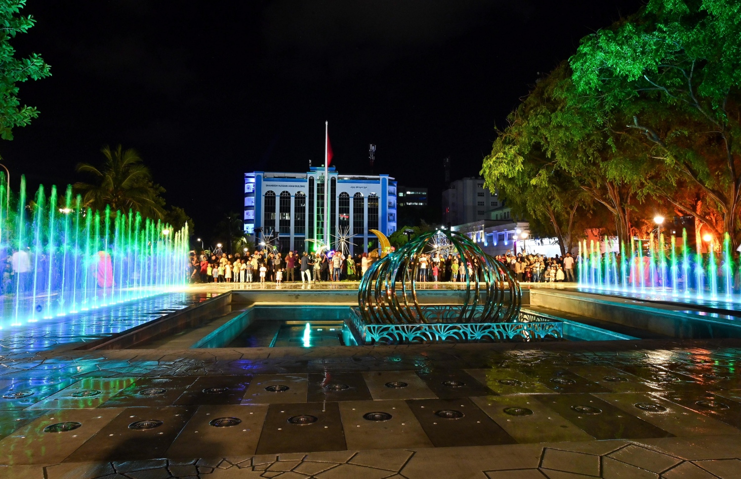 މި އަހަރުގެ ފިތުރު އީދަށް ޖުމްހޫރީ މައިދާނުގައި ހުރި ފެންއަރުވާ ވަޑާން މަރާމާތުކޮށް އަލުން ހުޅުވުމަށާއި ސިޓީތަކާއި ރަށްތައް ދިއްލާލުމަށް ބޭއްވި ރަސްމިއްޔާތު.-- ފޮޓޯ: ފަޔާޒް މޫސާ | މިހާރު