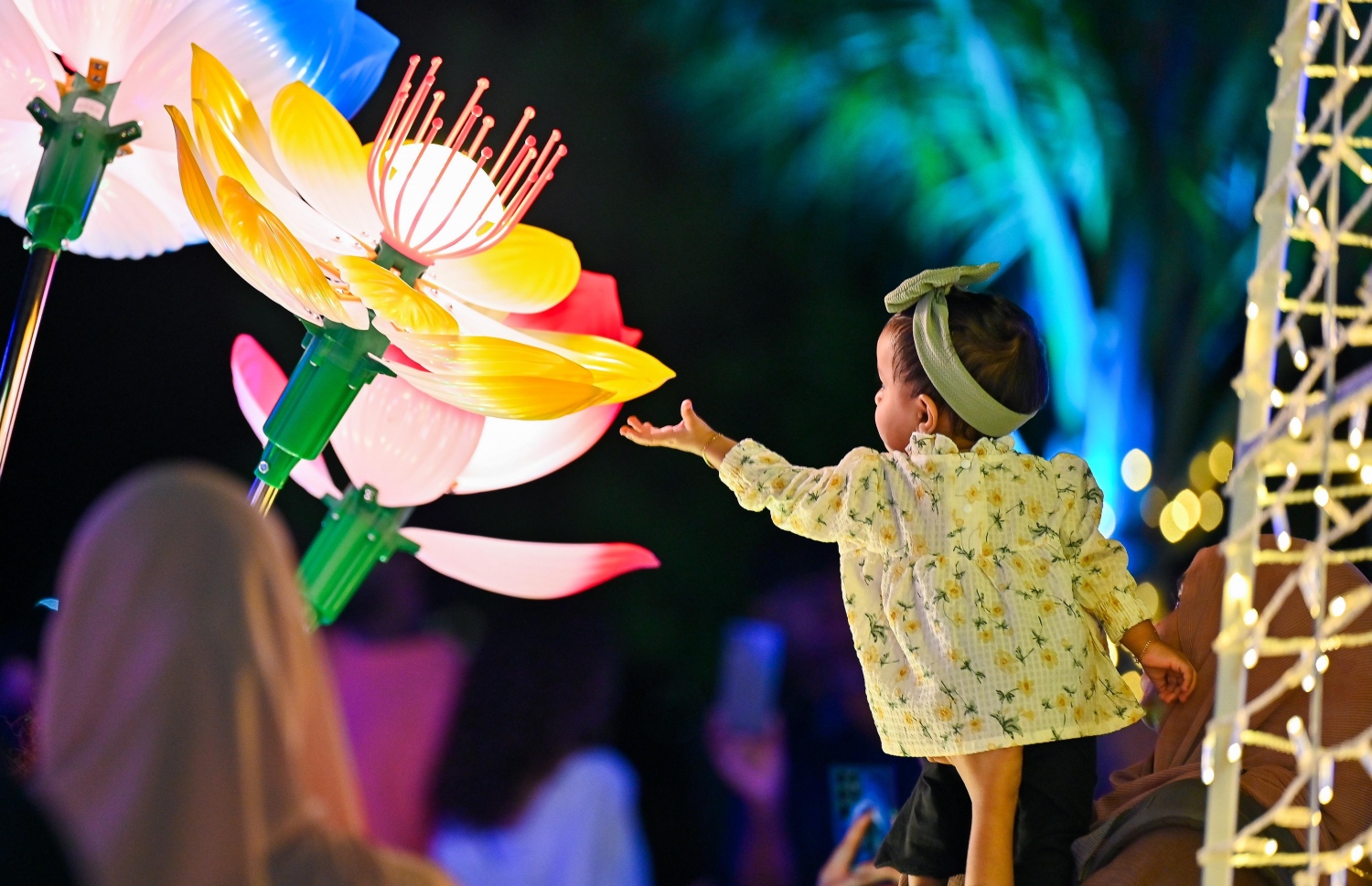 މި އަހަރުގެ ފިތުރު އީދަށް ޖުމްހޫރީ މައިދާނުގައި ދިއްލާފައި ހުރި މަލެއްގައި ކުޑަކުއްޖަކު އަތްލަނީ.-- ފޮޓޯ: ފަޔާޒް މޫސާ | މިހާރު