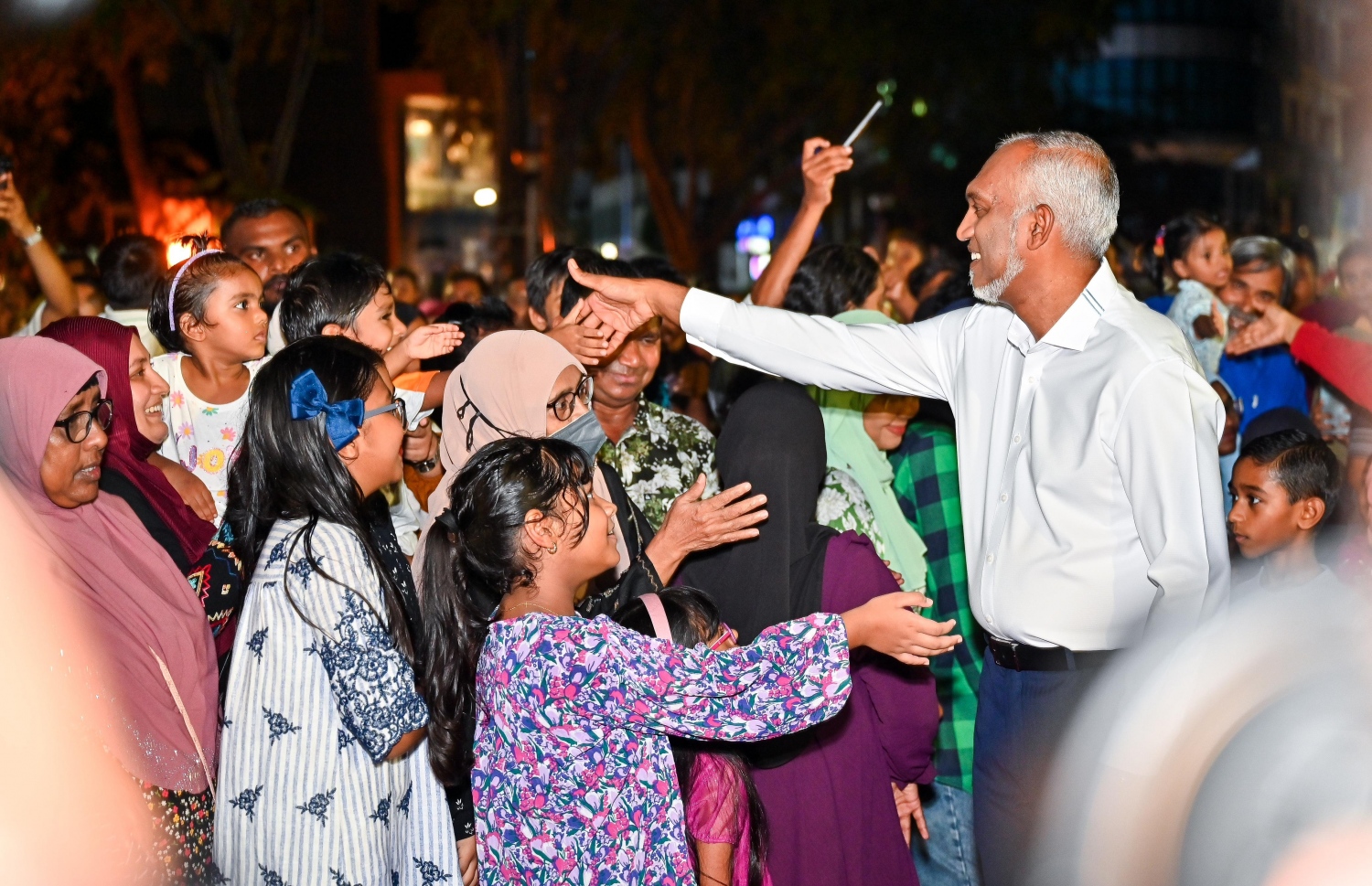 މި އަހަރުގެ ފިތުރު އީދަށް ޖުމްހޫރީ މައިދާނުގައި ހުރި ފެންއަރުވާ ވަޑާން އަލުން ހުޅުވުމަށާއި ސިޓީތަކާއި ރަށްތައް ދިއްލާލުމަށް ބޭއްވި ރަސްމިއްޔާތުގައި ރައީސް ޑރ. މުހައްމަދު މުއިއްޒު އާންމުންނާ ސަލާންކުރައްވަނީ.-- ފޮޓޯ: ފަޔާޒް މޫސާ | މިހާރު