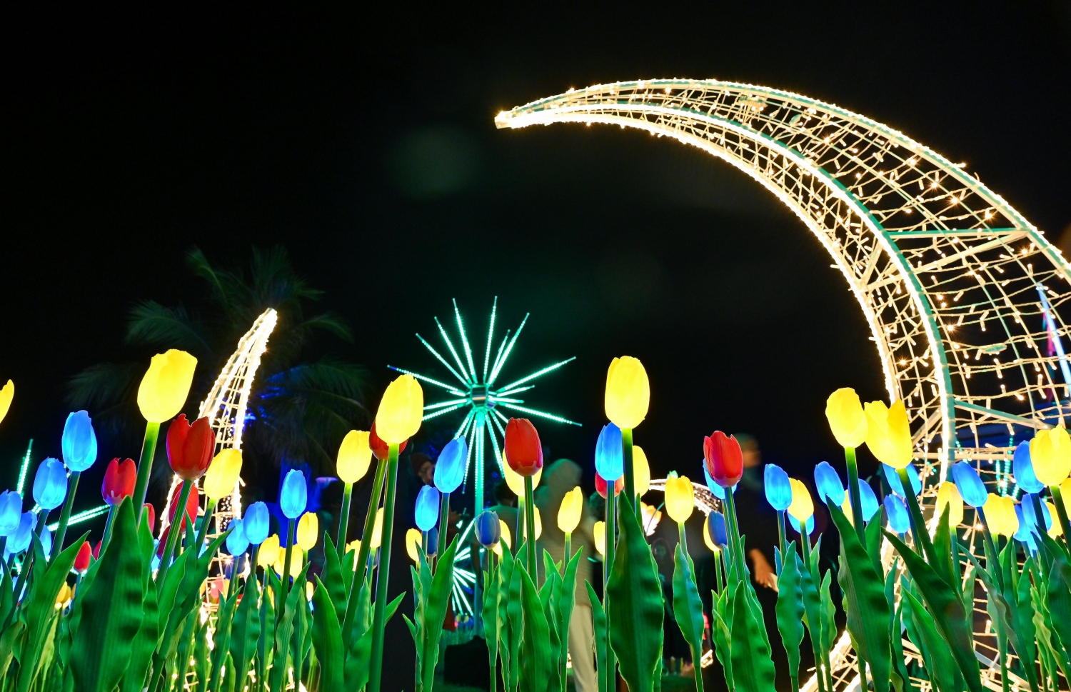 މި އަހަރުގެ ފިތުރު އީދަށް ބޮކިތަކާއި ގިޑިގެތަކުން ޖުމްހޫރީ މައިދާން ދިއްލާލައިފައި.-- ފޮޓޯ: ފަޔާޒް މޫސާ | މިހާރު