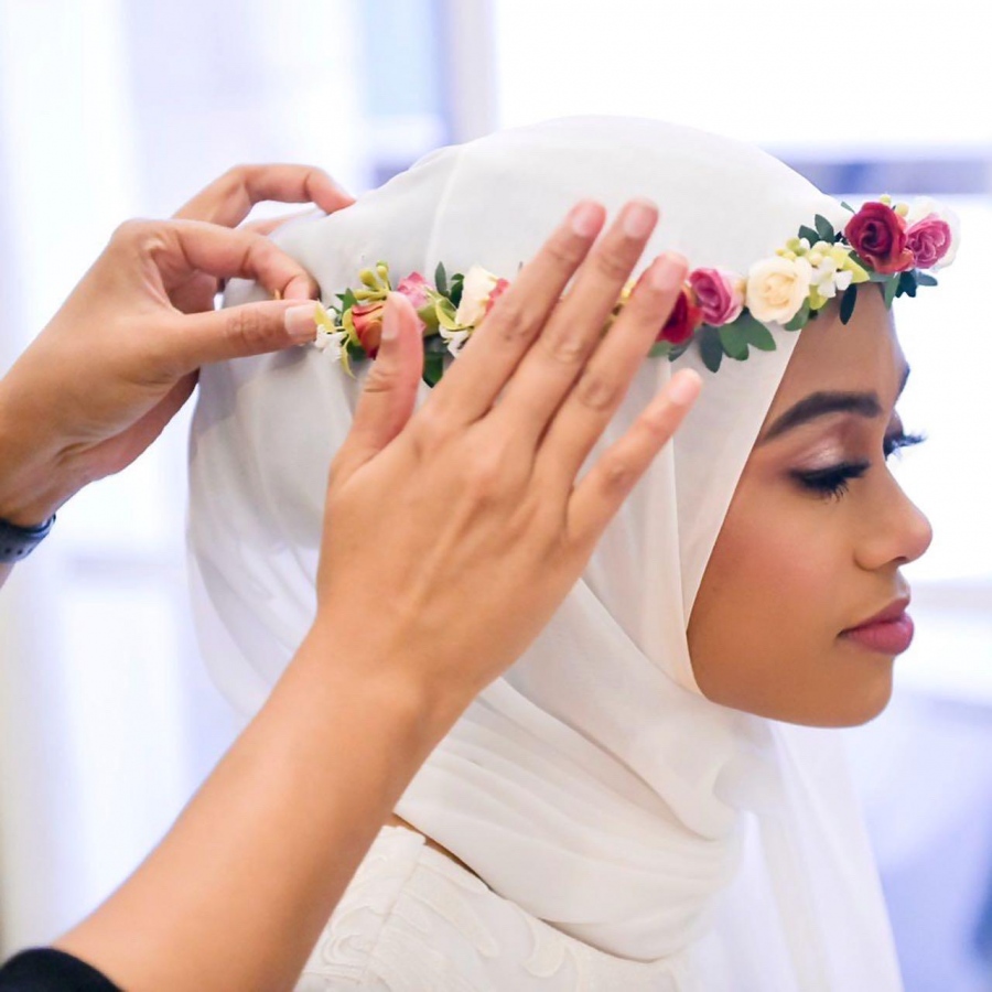 ބިޝާ މީހެއްގެ ބްރައިޑަލް ހިޖާބު އަޅުވައިދެނީ. އޭނާއަކީ ވެޑިންތަކުގައި މޭކަޕްކުރުމުގައި ރާއްޖޭގައި އެންމެ މަގްބޫލު އެއް މޭކަޕް އާޓިސްޓު --