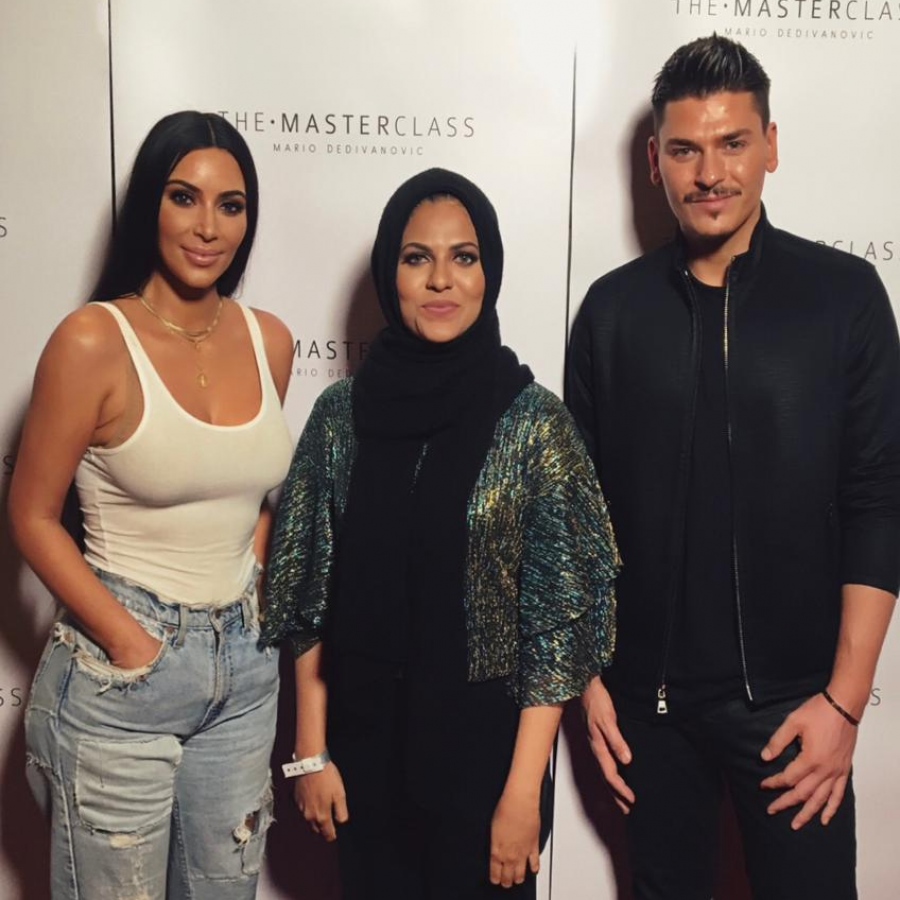 ބިޝާ މޭކަޕް ބައި މާރިއޯގެ މާސްޓަކްލާހަކަށް ފަހު ކިމް ކާޑޭޝަން އާއި މާރިއޯއާ އެކު ފޮޓޯއަކަށް ހުއްޓިގެން. އޭނާ ވަނީ އެ ދާއިރާއިން ގިނަ ކޯސްތަކެއް ހަދާފައި --