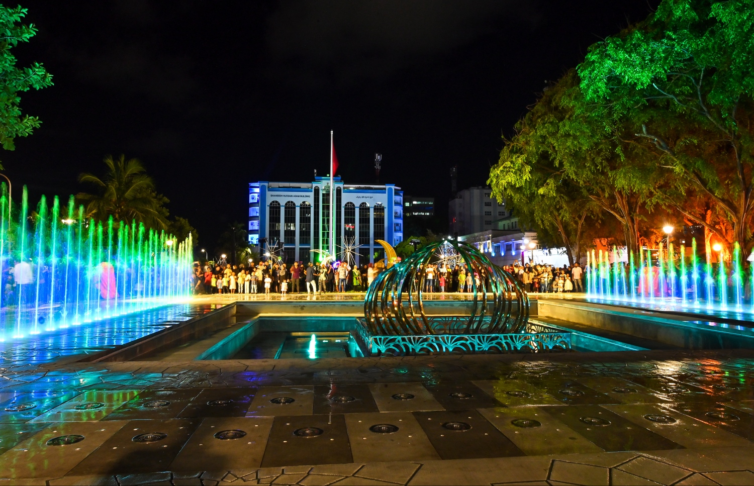 ފިތުރު އީދަށް ޖުމްހޫރީ މައިދާނުގައި ހުރި ފެންއަރުވާ ވަޑާން މަރާމާތުކޮށް، އަލުން ހުޅުވާލާފައި.--- ފޮޓޯ: ފަޔާޒު މޫސާ | މިހާރު